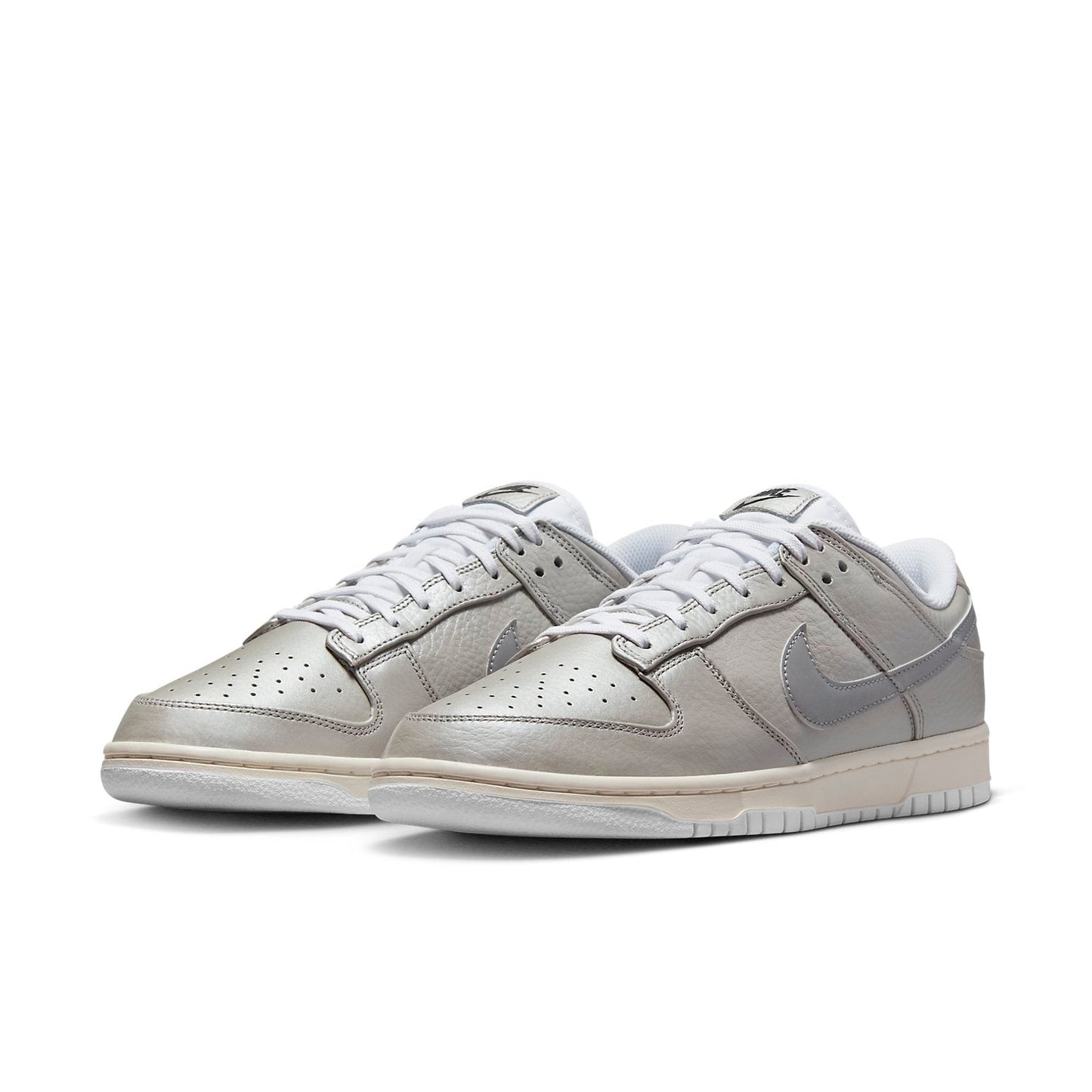 Nike Dunk Low SE “Metallic Silver”