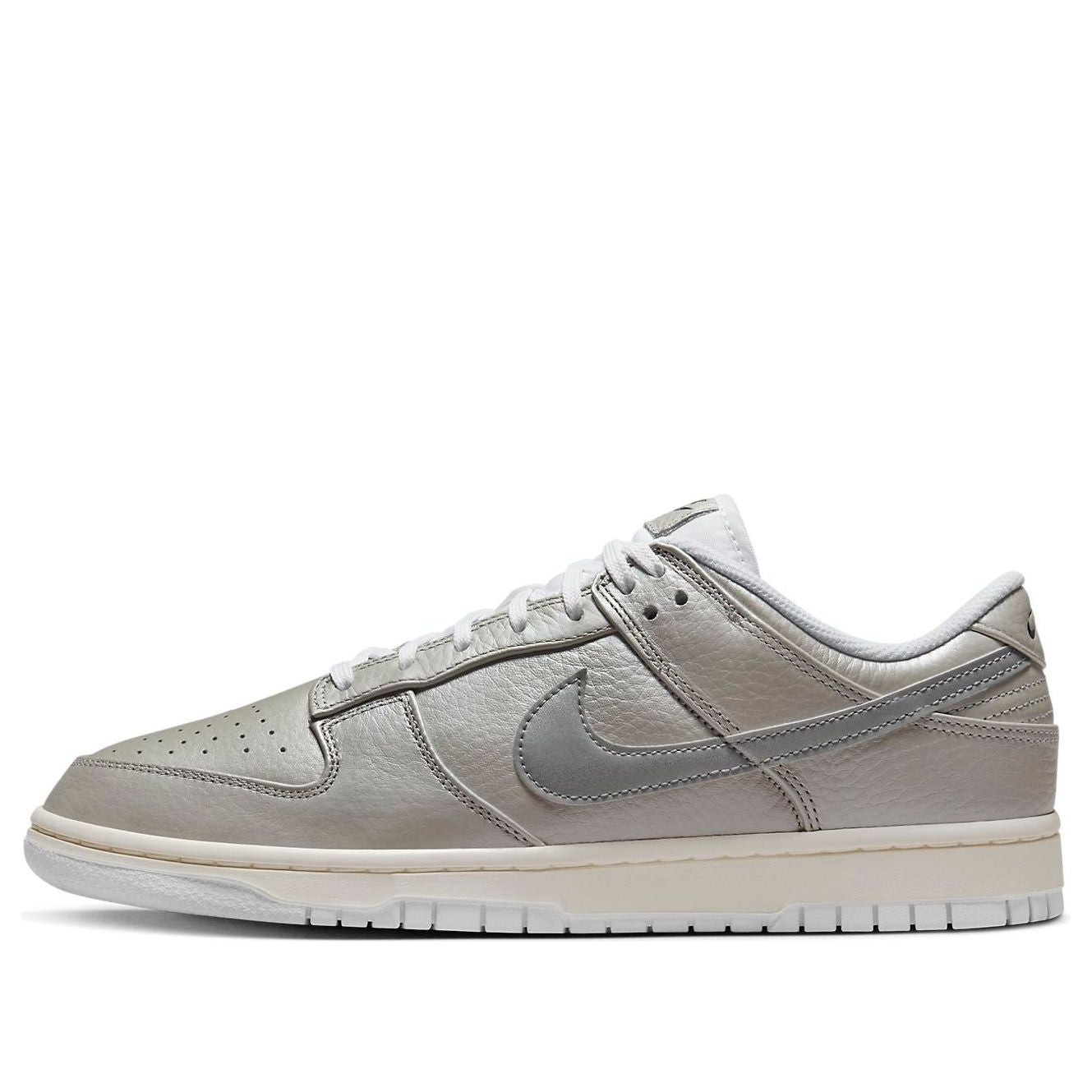 Nike Dunk Low SE “Metallic Silver”
